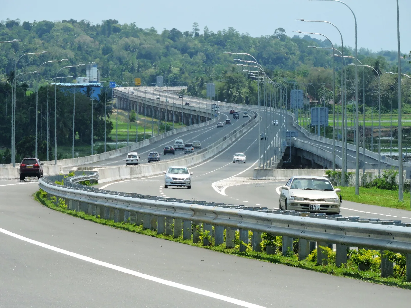 Traffic on a Sri Lankan expressway